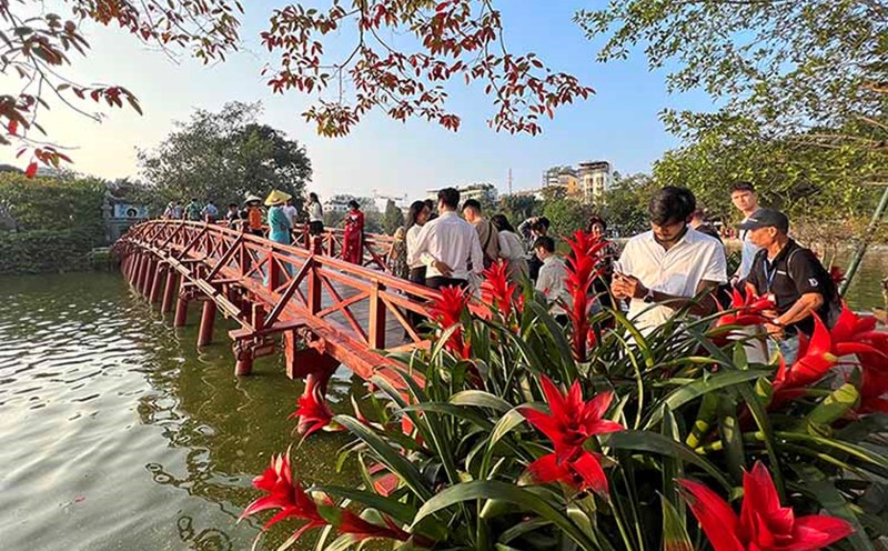 Cầu Thê Húc là điểm check-in được rất nhiều du khách lựa chọn